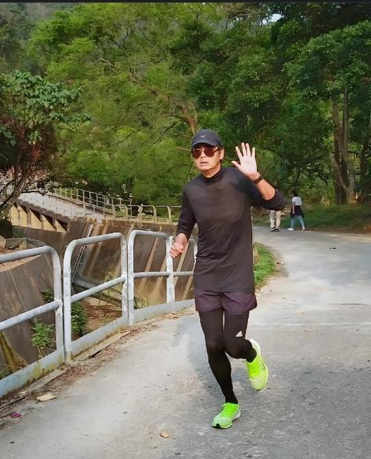 时摔了一跤, 年坚持不懈